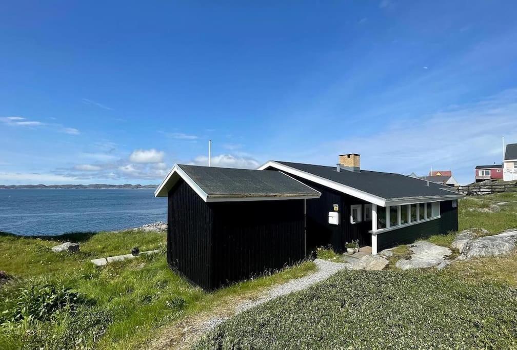 Villa The Black House Tuapannguit 48 Nuuk Exterior foto